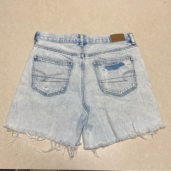 American Eagle Shorts Women’s Size 2 Light Wash distressed Denim Mom Shorts - Picture 7 of 14